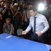 Volodymyr Zelenskyj si po vyhraném prvním kole zahrál stolní tenis.