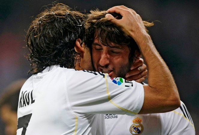 Fotbalisté Realu se radují z gólu do sítě Valladolidu
