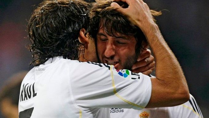 Fotbalisté Realu se radují z gólu do sítě Valladolidu.