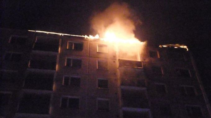 Požár panelového domu v Jirkově.
