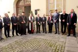 Na nádvoří Šternberského paláce se sešli poslanci s představiteli církví.