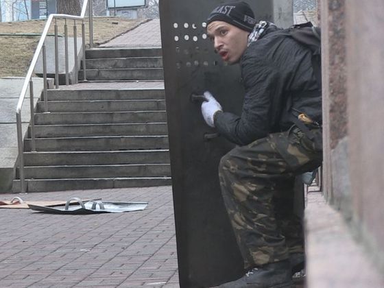 Roman Huryk odpočívá u zdi hotelu Ukrajina, krátce před svou smrtí. 