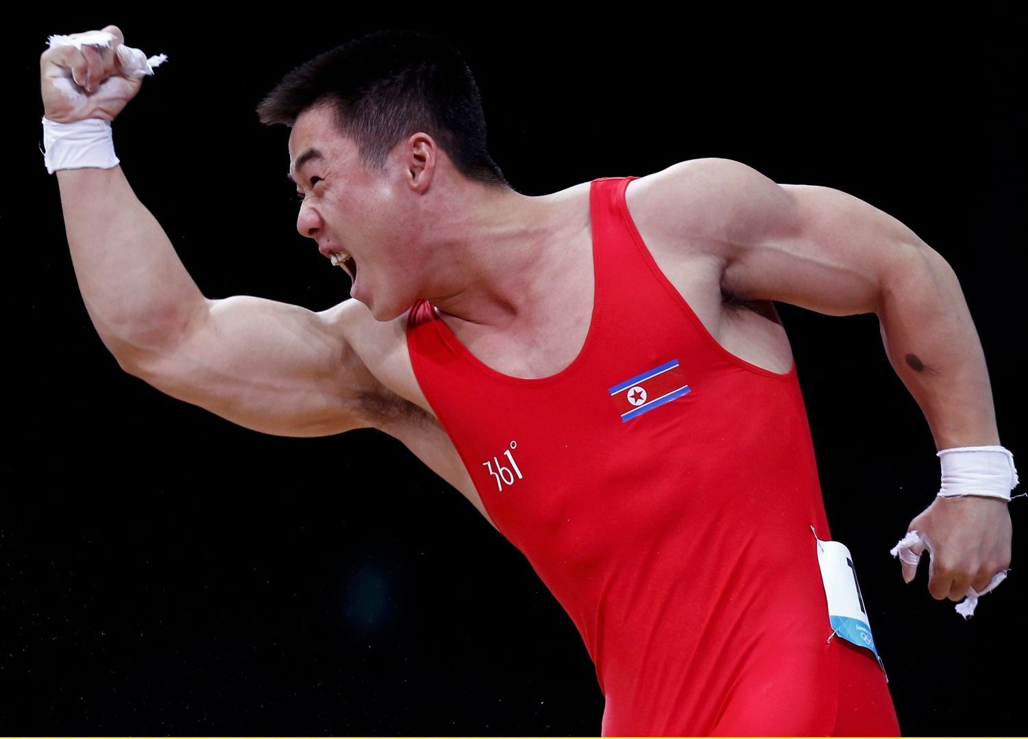Severokorejský vzpěrač Guk Kim Un se raduje ze světového rekordu mužů do 62 kg na OH 2012 v Londýně.