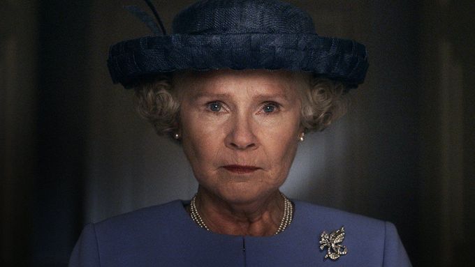 V závěrečné řadě seriálu Koruna královnu Alžbětu II. opět ztvární Imelda Staunton.