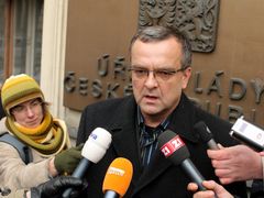 Miroslav Kalousek mluví s novináři před jednáním vlády.