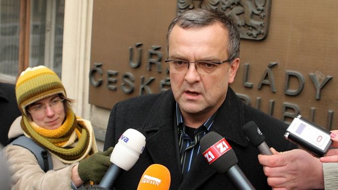 Miroslav Kalousek mluví s novináři před jednáním vlády.