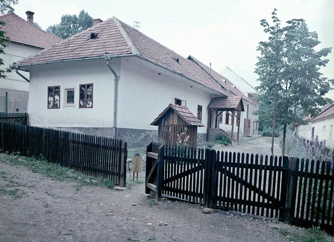 Obec Uhrovec se nachází v severní části západního Slovenska. Rodný dům Alexandra Dubčeka. Fotografie ze života Alexandra Dubčeka