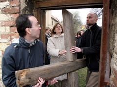 15:30 Podobně jako na konci života Krista, byla i cesta kolem postupně rekonstruovaných budov plná překážek.