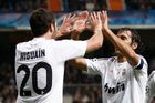 Gonzalo Higuain oslavuje gól Realu s kapitánem Raulem