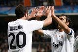 Gonzalo Higuain oslavuje gól Realu s kapitánem Raulem