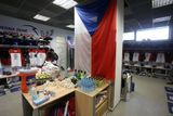 Čeští hokejisté mají v šatně na MS v Bratislavě vystavenou velkou vlajku. O pitný režim a stravování je dostatečně postaráno.