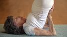 Yoga instructor Tao Porchon-Lynch goes through yoga poses in her yoga class in Hartsdale, New York, May 14, 2012. At 93 years old, Porchon-Lynch was named the world's oldest yoga teacher by Guinness World Records. REUTERS/Keith Bedford (UNITED STATES - Tags: SOCIETY) Published: Kvě. 14, 2012, 10:48 odp.