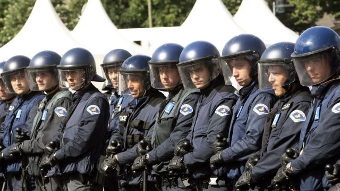 Švýcarští policisté nastoupení v centru Ženevy.