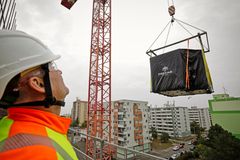 Do Česka se vracejí paneláky. Nové technologie umožňují postavit celé patro za 14 dní