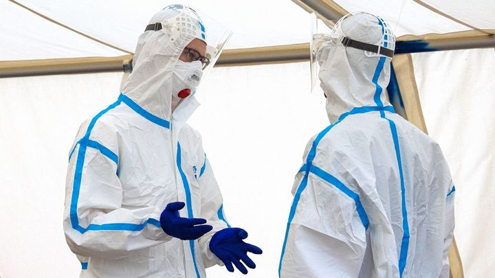 Ve středu přibylo přes 9500 případů covidu. Dosavadní rekord byl téměř o tisíc nižší