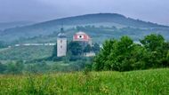 Ve zvlněné krajině nad obcí Zahořany nedaleko Litoměřic stojí kostel Nejsvětější Trojice, který téměř deset let zachraňuje místní spolek. Stavba pochází ze 17. století, a přestože je chráněná jako kulturní památka, léta chátrala a byla prázdná. Poslední mše v ní kvůli odsunu tehdejších etnických Němců byla před víc než 70 lety.