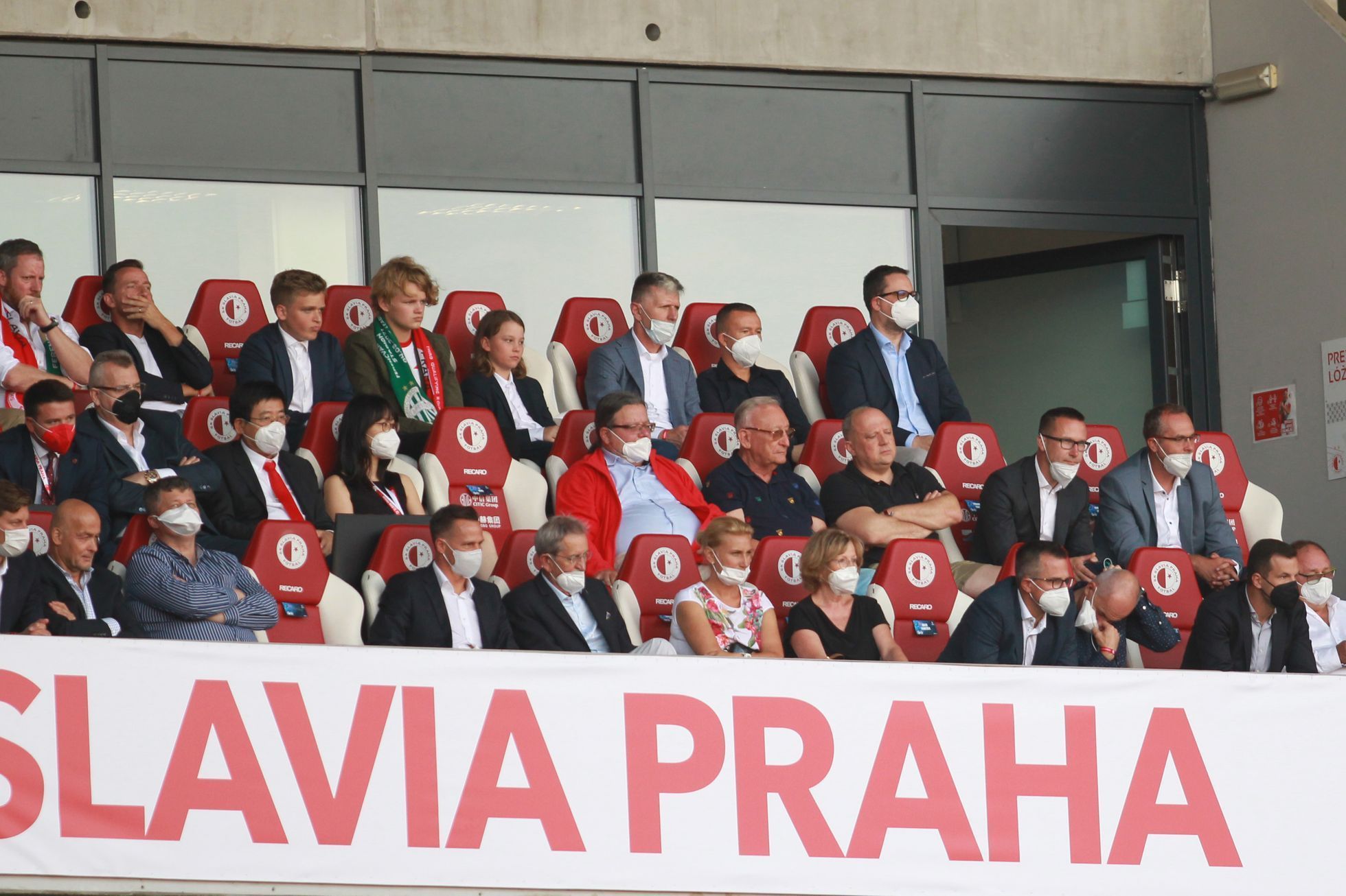 VIP lóže Slavie v odvetě 3. předkola LM Slavia - Ferencváros: Jaroslav Šilhavý (nahoře třetí zprava