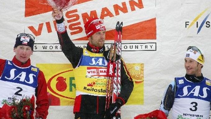 Stupně vítězů po prvním distančním závodě Světového poháru běžců na lyžích: Vítěz Axel Teichmann (uprostřed), vlevo druhý Lukáš Bauer, třetí skončil Švéd Anders Södergren.