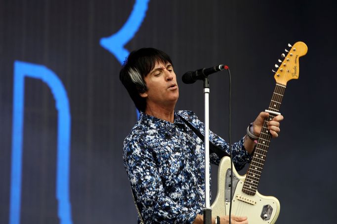 Johnny Marr při vystoupení s The Killers.