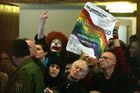 Kaczyńského v Německu vypískali gayové