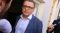 Lubomír Zaorálek přichází na páteční jednání ČSSD, podle svých slov nevěří, že šéf ANO nezmění své chování