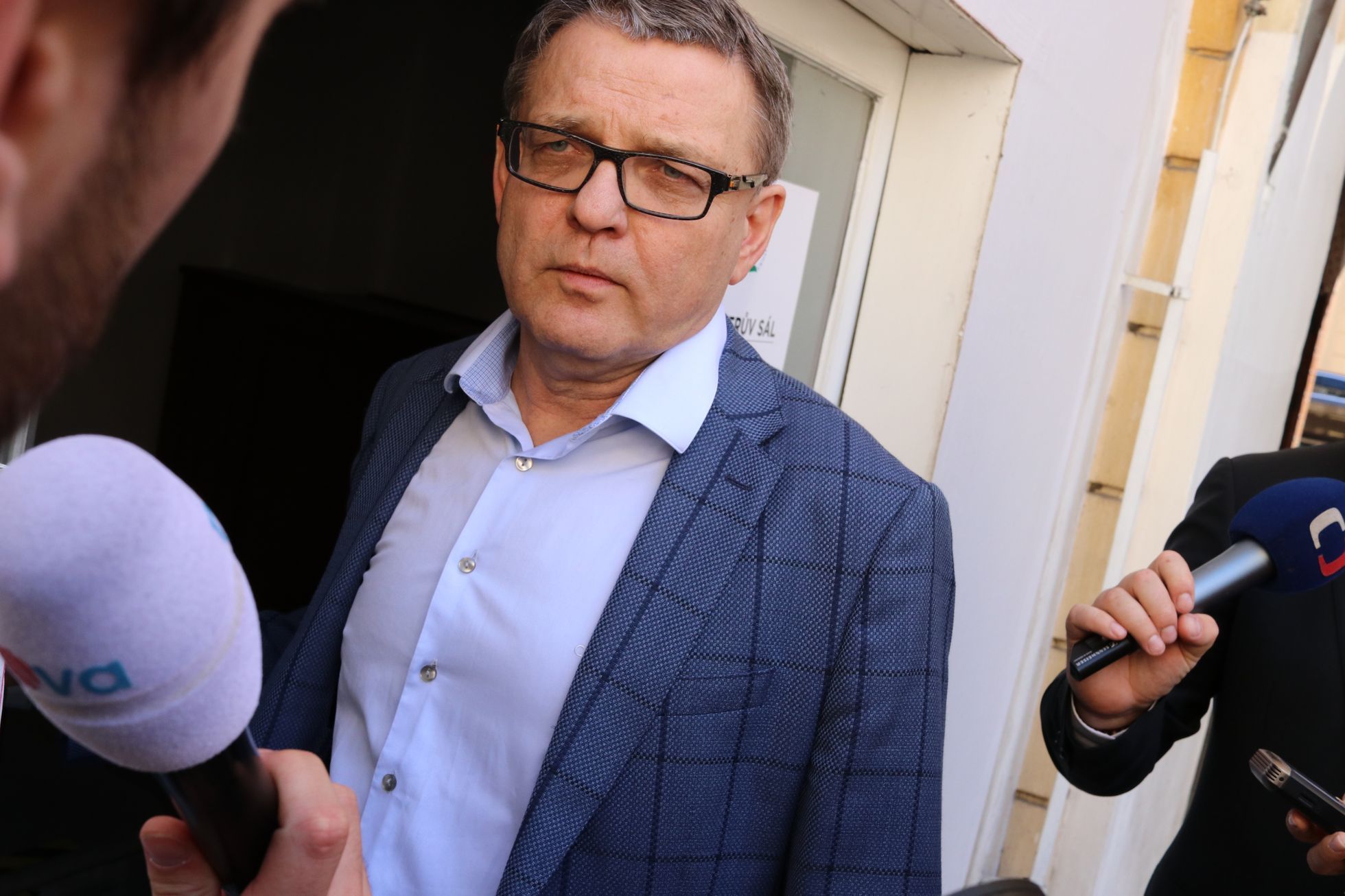Lubomír Zaorálek přichází na páteční jednání ČSSD, podle svých slov nevěří, že šéf ANO nezmění své chování