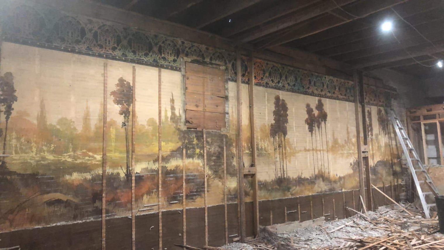 Americký pár při renovaci domu objevil nástěnné malby.