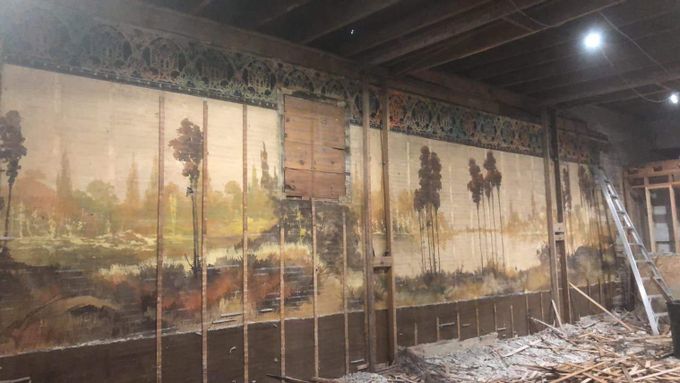 Americký pár při renovaci 115 let starého domu náhodou pod omítkou objevil velkorozměrné nástěnné malby, které byly pozůstatkem dob, kdy budova sloužila jako divadlo.