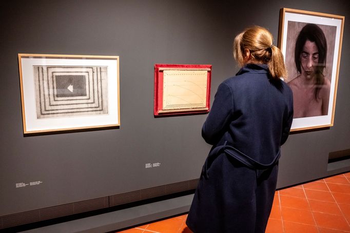 Vlevo jsou díla Aleny Kučerové.