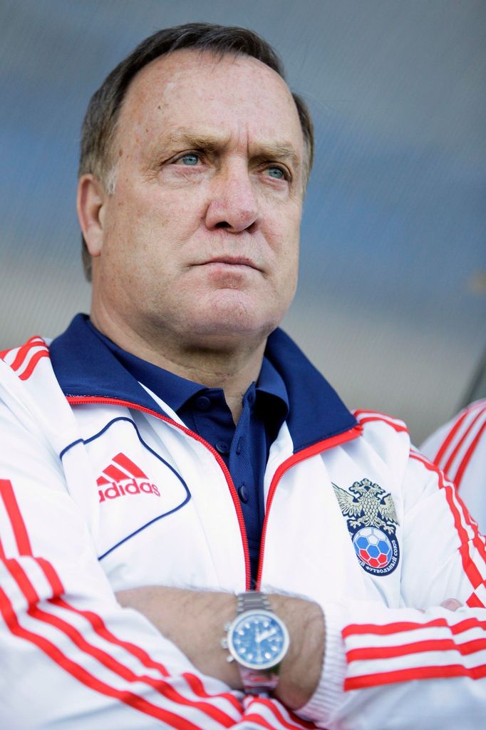 Dick Advocaat, nizozemský fotbalový trenér, kouč Ruska na fotbalovém Euro 2012, sleduje své svěřence v přípravném zápase s Litvou