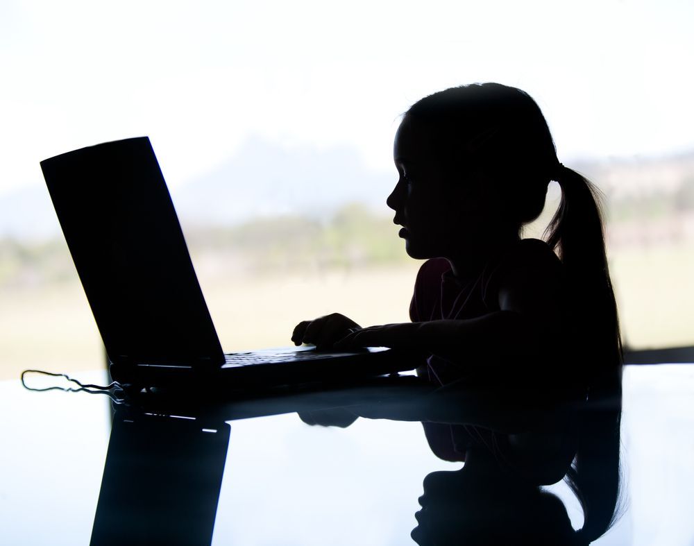 dítě počítač internet kriminalita pedofilie ilustrační foto