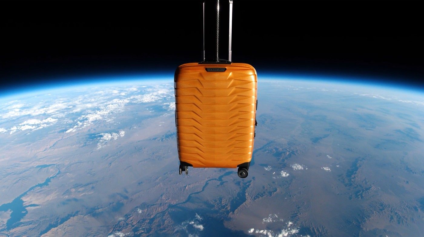 Kufr spadlý z vesmíru přistál bez škrábnutí