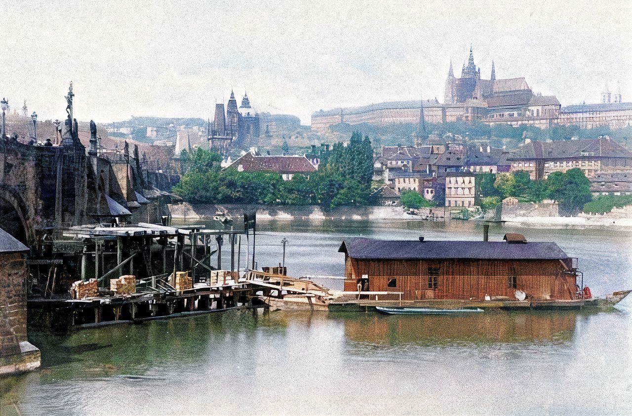 Tenkrát, Praha, historie, Domácí