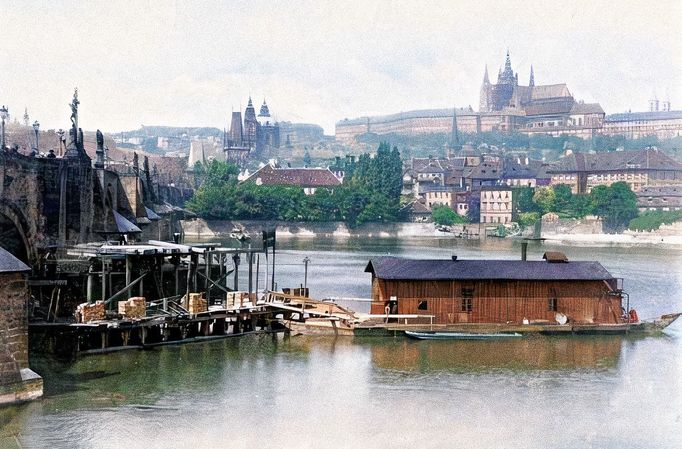 Pohled na pomocné zařízení na Vltavě při opravě Karlova mostu po povodní v roce 1890. Kolorováno