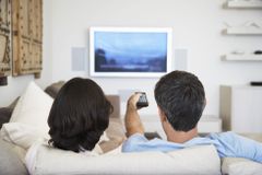 Maximálně dvě hodiny denně, více času před televizí zvyšuje riziko úmrtí, tvrdí vědci