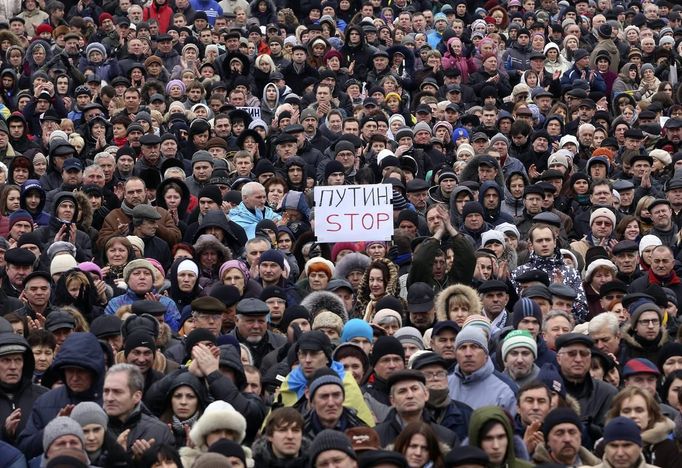 Nedělní demonstrace proti Putinovi na kyjevském Majdanu.