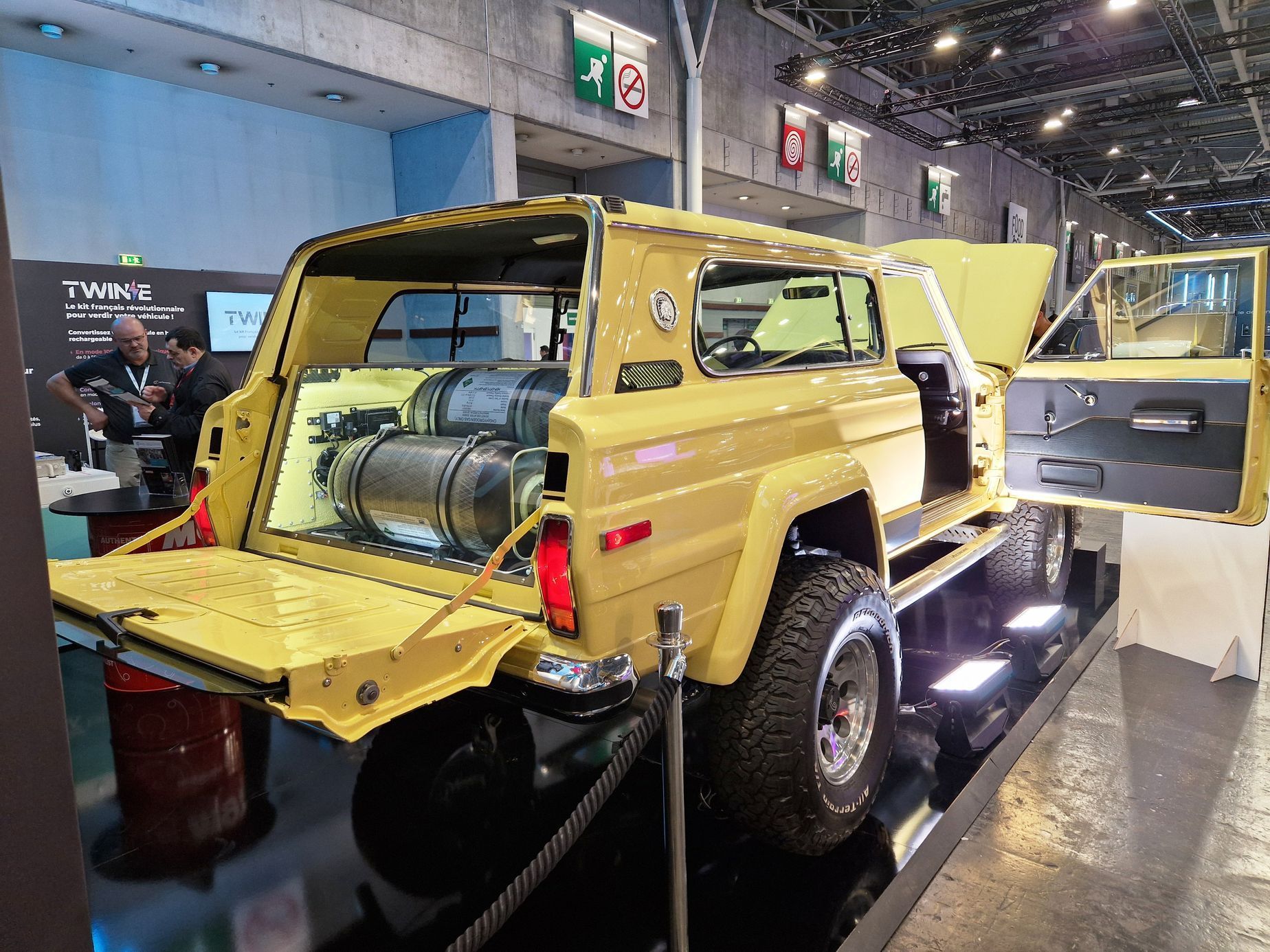 historická a filmová auta autosalon Paříž