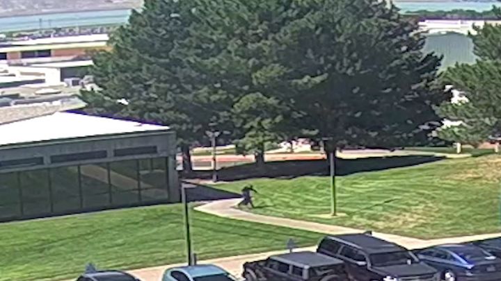 FBI zveřejnila video Kirkova vraha prchajícího z místa činu, policejní hon pokračuje; Zdroj foto: Reuters