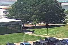 FBI zveřejnila video Kirkova vraha prchajícího z místa činu, policejní hon pokračuje