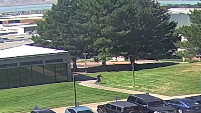 FBI zveřejnila video střelce, který zabil Charlieho Kirka na Utah Valley University.