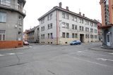 Sídlila tu StB, dnes tu je jedna z nejstarších waldorfských škol v Česku. Nedávno slavili dvacet let.