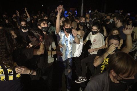 Zpívali, tančili a měli roušky. Na testovacím festivalu se virem nikdo nenakazil