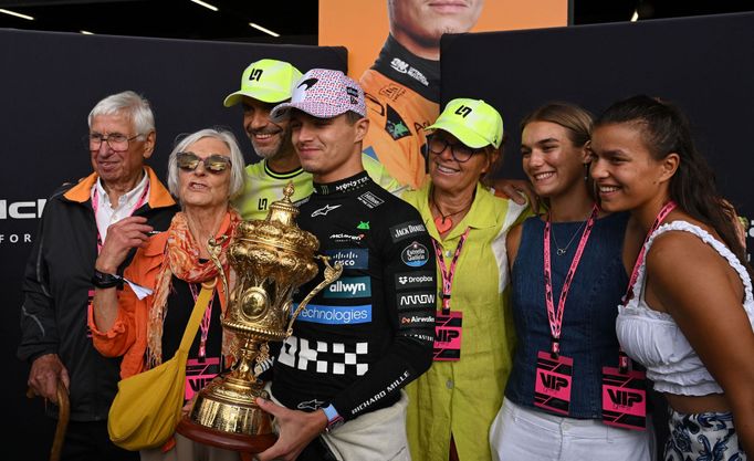 Lando Norris z McLarenu slaví triumf ve VC Británie F1 2025