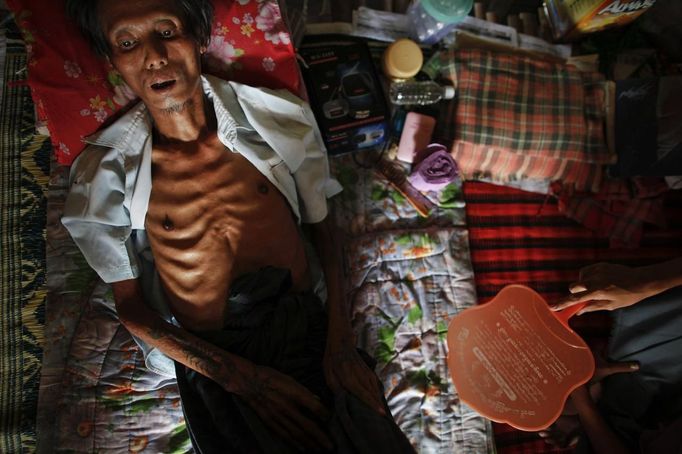 RNPS IMAGES OF THE YEAR 2012 - U Sam Hla, a terminally ill AIDS patient rests in his hut at the HIV/AIDS hospice founded by a member of the National League for Democracy (NLD) party in the suburbs of Yangon May 26, 2012. Their plight demonstrates the painful limits of democracy in Myanmar. While the government is pursuing reforms that promise to overhaul its health ministry and other institutions, the process is too slow to bring change to its most destitute. There are few better examples than AIDS sufferers, who due to a combination of poor education, social stigma and bureaucratic mismanagement are isolated in clinics, cut off from society. REUTERS/Damir Sagolj (MYANMAR - Tags: SOCIETY HEALTH) Published: Pro. 3, 2012, 1:37 dop.