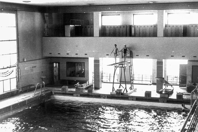 Hala bazénu Vrbenského lázní. Nedatovaný snímek (cca 60. - 70. léta)