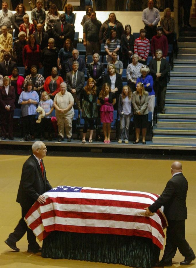 The casket containing the body of bus driver Charles Albert Poland Jr. is brought into the Ozark Civic Center for his funeral, near Midland City, Alabama, February 3, 2013. Mourners in the small town of Midland City, Alabama, gathered on Sunday to bury a school bus driver slain during the abduction of a child taken captive and held for a sixth day by a gunman in an underground bunker. REUTERS/Phil Sears (UNITED STATES - Tags: CRIME OBITUARY) Published: Úno. 4, 2013, 1:52 dop.