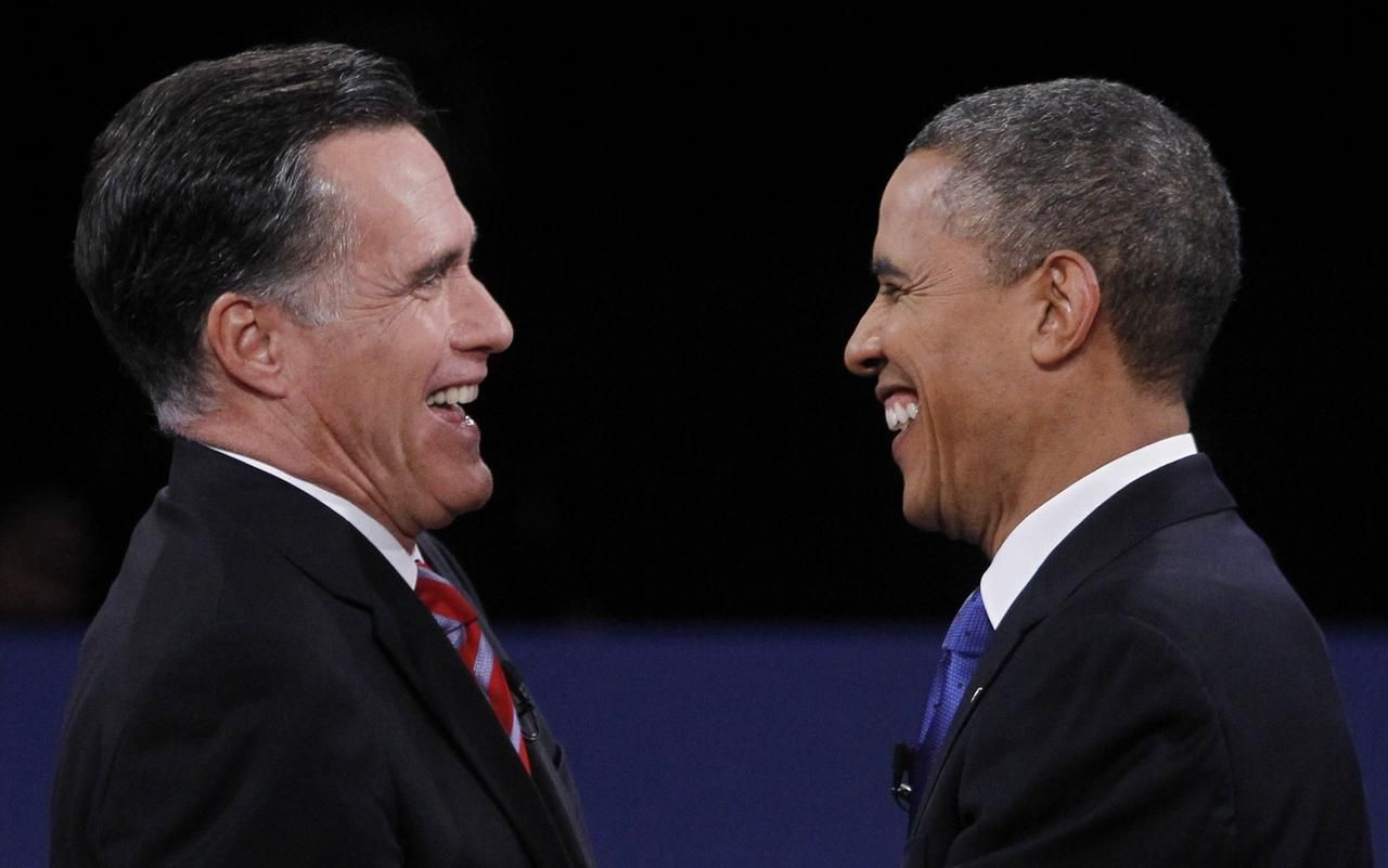 Mitt Romney a Barack Obama se zdraví po skončení třetí televizní debaty