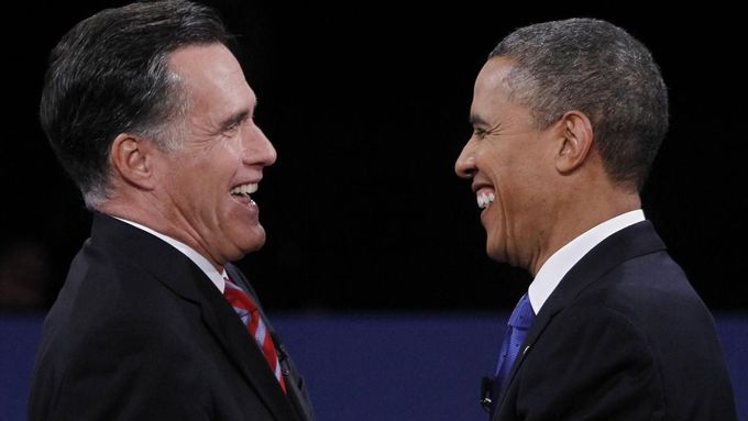 Mitt Romney a Barack Obama si vzájemně gratulují po skončení posledního duelu.