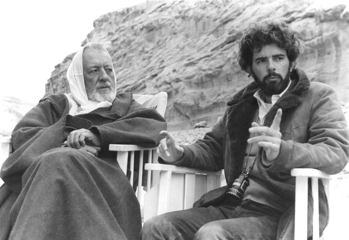 Alec Guinness jako Obi-Wan Kenobi a George Lucas při natáčení prvních Star Wars v roce 1977.