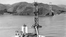 Výstavba visutého mostu Golden Gate Bridge u města San Francisco v Kalifornii v USA. Snímek z roku 1934.